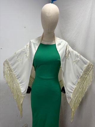 Manton Flamenco Bordado Flores Hilo Dorado