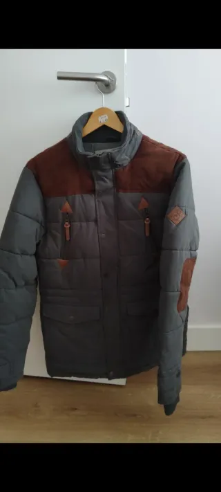 Abrigo de invierno gris y marrón