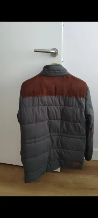 Abrigo de invierno gris y marrón