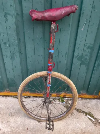 Monociclo antiguo circo malabarista