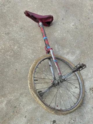 Monociclo antiguo circo malabarista