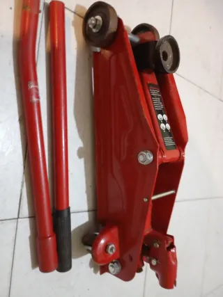 Gato hidráulico rojo