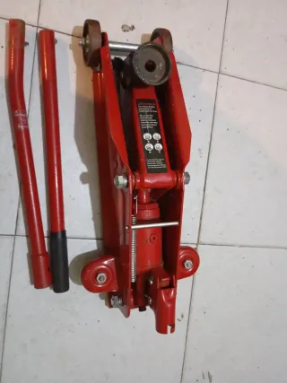 Gato hidráulico rojo