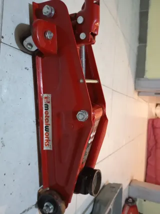 Gato hidráulico rojo