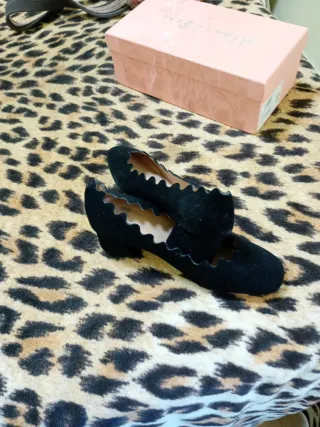 Zapatos negros planos con borde festoneado