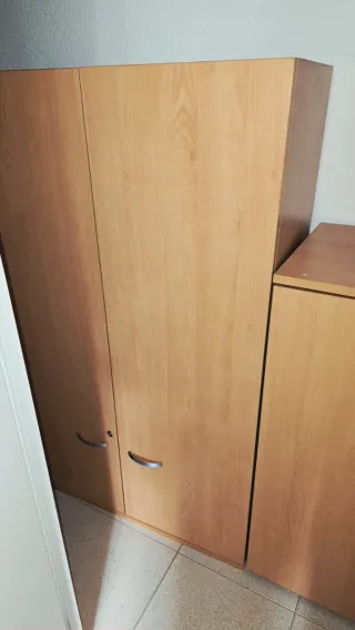 Armario de madera color beige y marrón