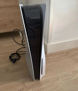 PlayStation 5 de 825GB y juego UFC 5