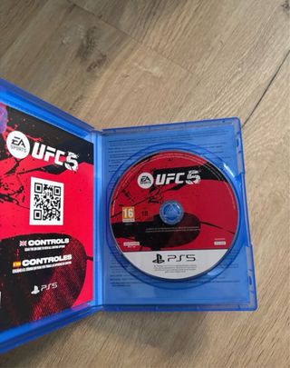 PlayStation 5 de 825GB y juego UFC 5