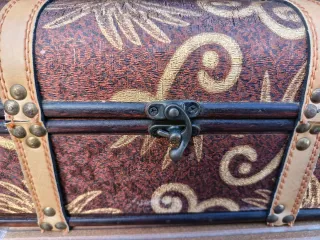 Caja de madera decorada en dorado