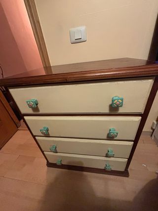 Cómoda de pino con tiradores