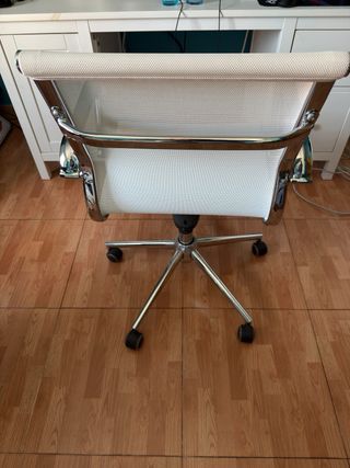 Silla de oficina plateada y blanca