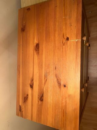 Cómoda de madera con cajones