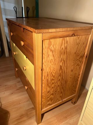 Cómoda de madera con cajones