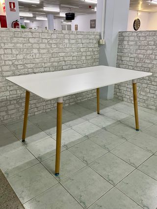 Mesa nueva de melamina en blanco