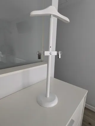 Percha expositor ropa bebé madera blanca