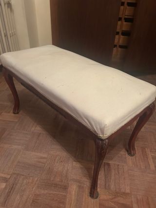 Banqueta Luis XV madera nogal tapizado blanco
