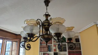 Lámpara antigua de cristal y metal