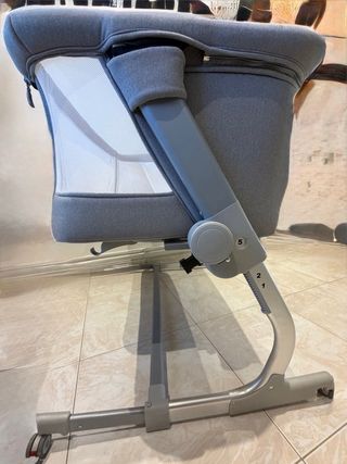 Culla Jané Babyside grigia con letto adiacente