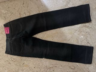 Jeans neri con ricamo floreale