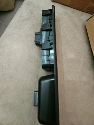 Embellecedor y mando elevalunas negro