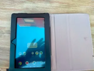 Tablet con funda negra y beige