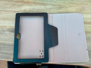 Tablet con funda negra y beige