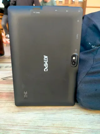 Tablet con funda negra y beige