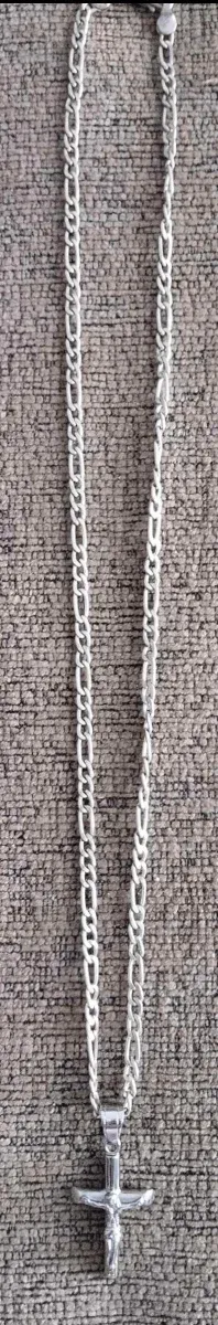 Cadena con colgante de cruz