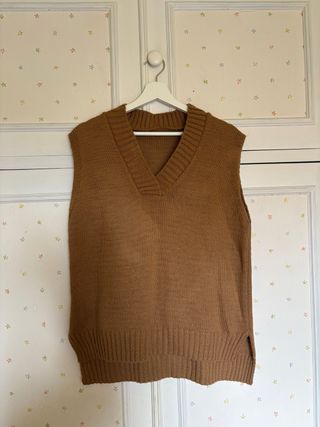 Chaleco punto marrón cuello pico