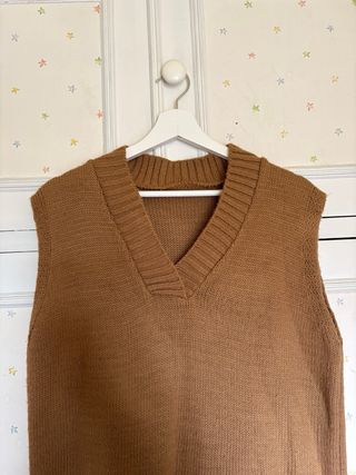 Chaleco punto marrón cuello pico