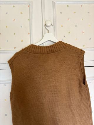 Chaleco punto marrón cuello pico