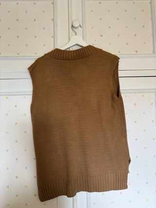 Chaleco punto marrón cuello pico