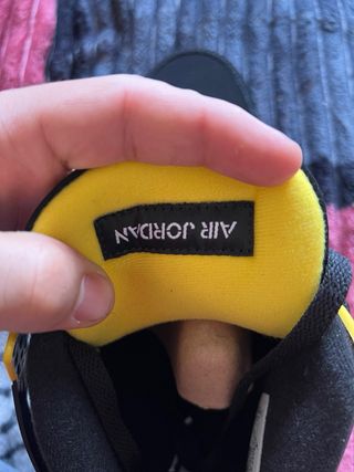 Jordan 4 Retro 'Thunder' Negro Amarillo