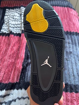 Jordan 4 Retro 'Thunder' Negro Amarillo