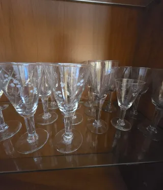 Copas de cristal talladas (17+7 de otra vajilla)