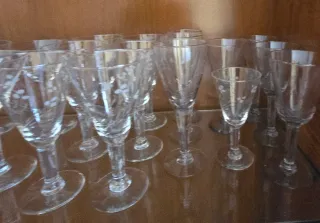 Copas de cristal talladas (17+7 de otra vajilla)