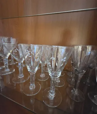 Copas de cristal talladas (17+7 de otra vajilla)