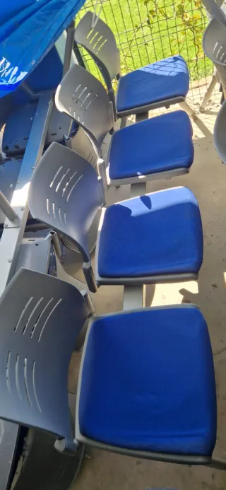 Sillas de auditorio metálicas y de plástico 150 ud