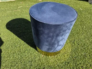 Taburete puff terciopelo azul base dorada