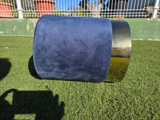 Taburete puff terciopelo azul base dorada