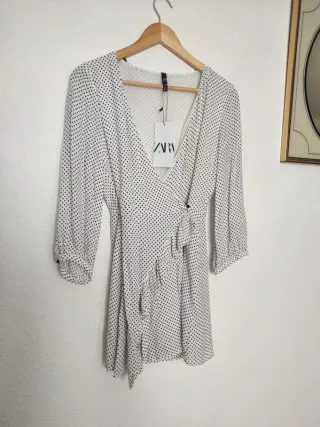 Vestido corto lunares volantes ZARA topos blanco