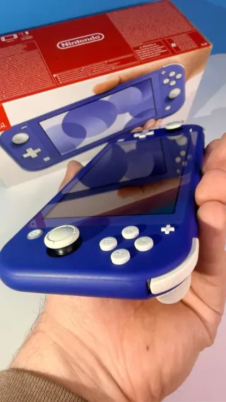 Nintendo Switch Lite Azul con Caja y accesorios.