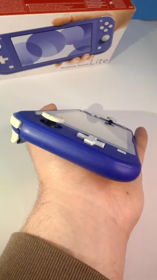 Nintendo Switch Lite Azul con Caja y accesorios.