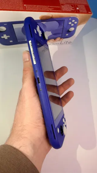 Nintendo Switch Lite Azul con Caja y accesorios.