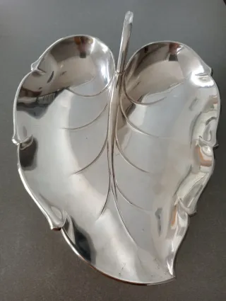 Antigua bandeja de Alpaca con forma de Hoja