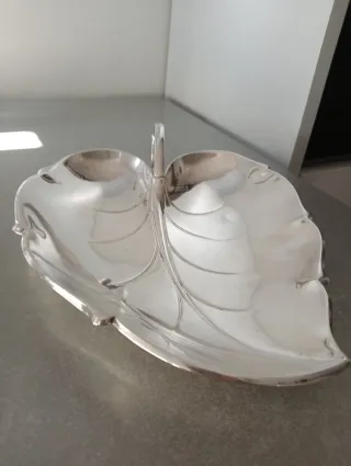 Antigua bandeja de Alpaca con forma de Hoja