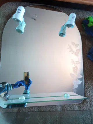 Espejo de baño con apliques y repisa