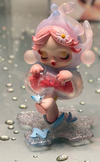 Popmart Skullpanda Hand in hand Navigating in dew