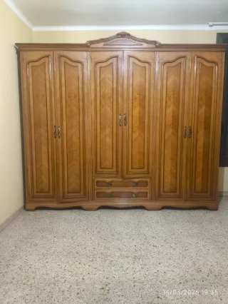 Armario de madera maciza