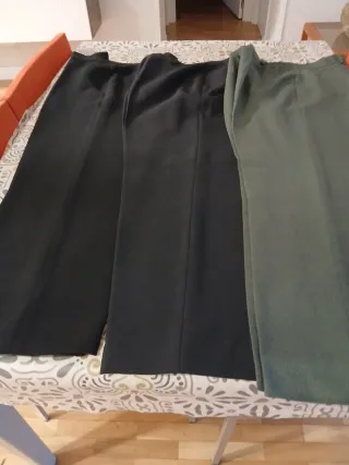 Lote 3 pantalones: 2 negros y 1 verde
